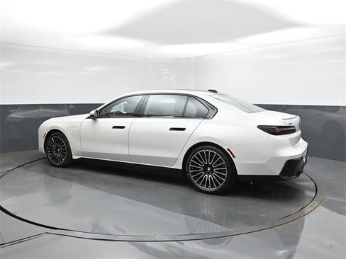 New 2026 BMW 750e xDrive w/ Premium Package image 5