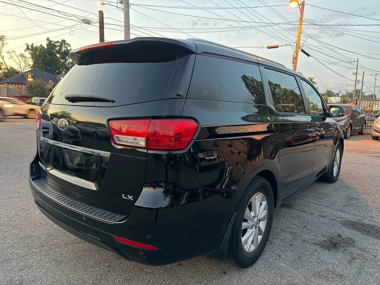 Used 2018 Kia Sedona LX FWD image 10