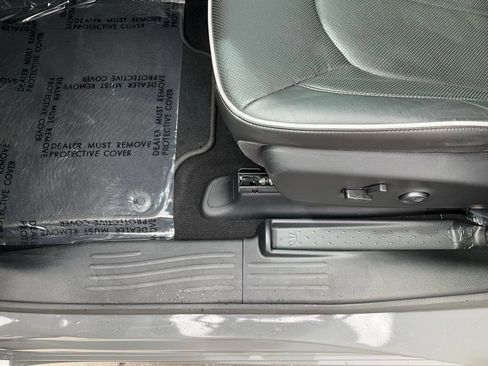Used 2023 Chrysler Pacifica Limited w/ S Appearance Package FWD image 15