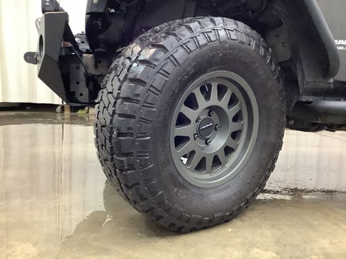 Used 2017 Jeep Wrangler Unlimited Rubicon w/ Cold Weather Group image 28