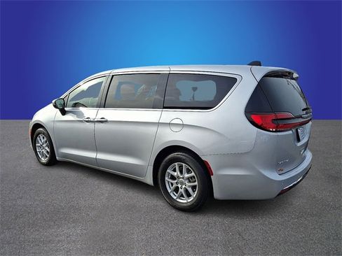 Used 2023 Chrysler Pacifica Touring-L image 6