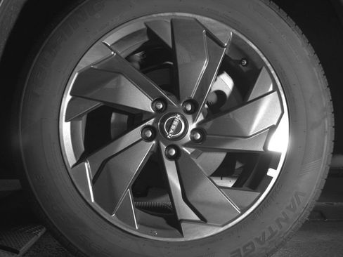 Used 2025 Nissan Rogue SV image 14