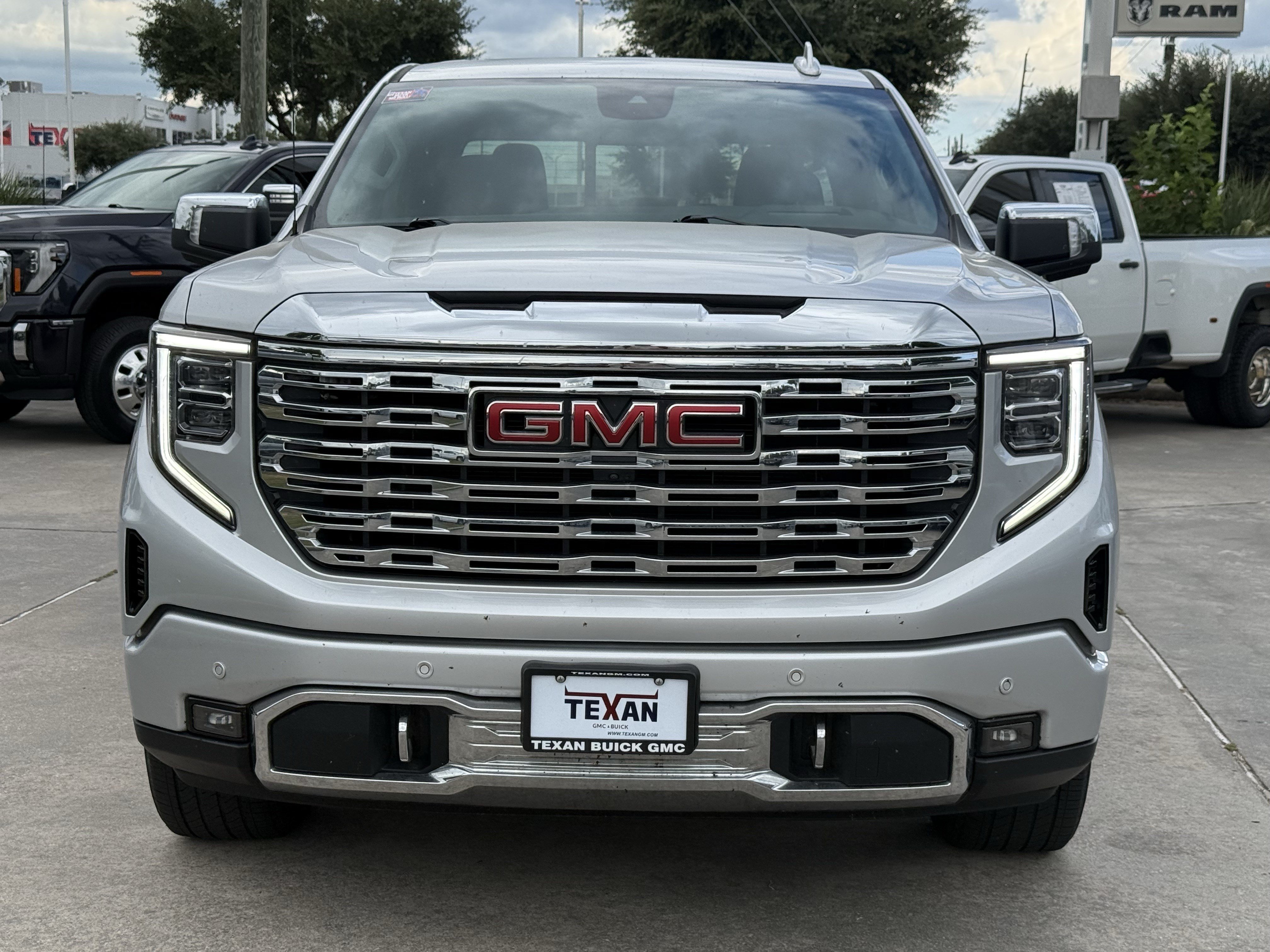 Used 2022 GMC Sierra 1500 Denali w/ Technology Package AWD/4WD image 7