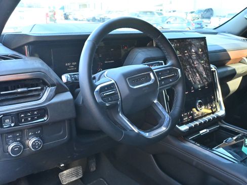 Used 2025 GMC Yukon Denali image 3