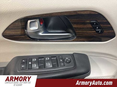 Used 2023 Chrysler Pacifica Limited image 8