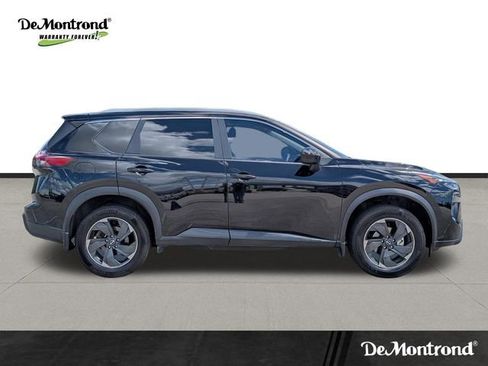 Used 2024 Nissan Rogue SV w/ SV Premium Package image 4