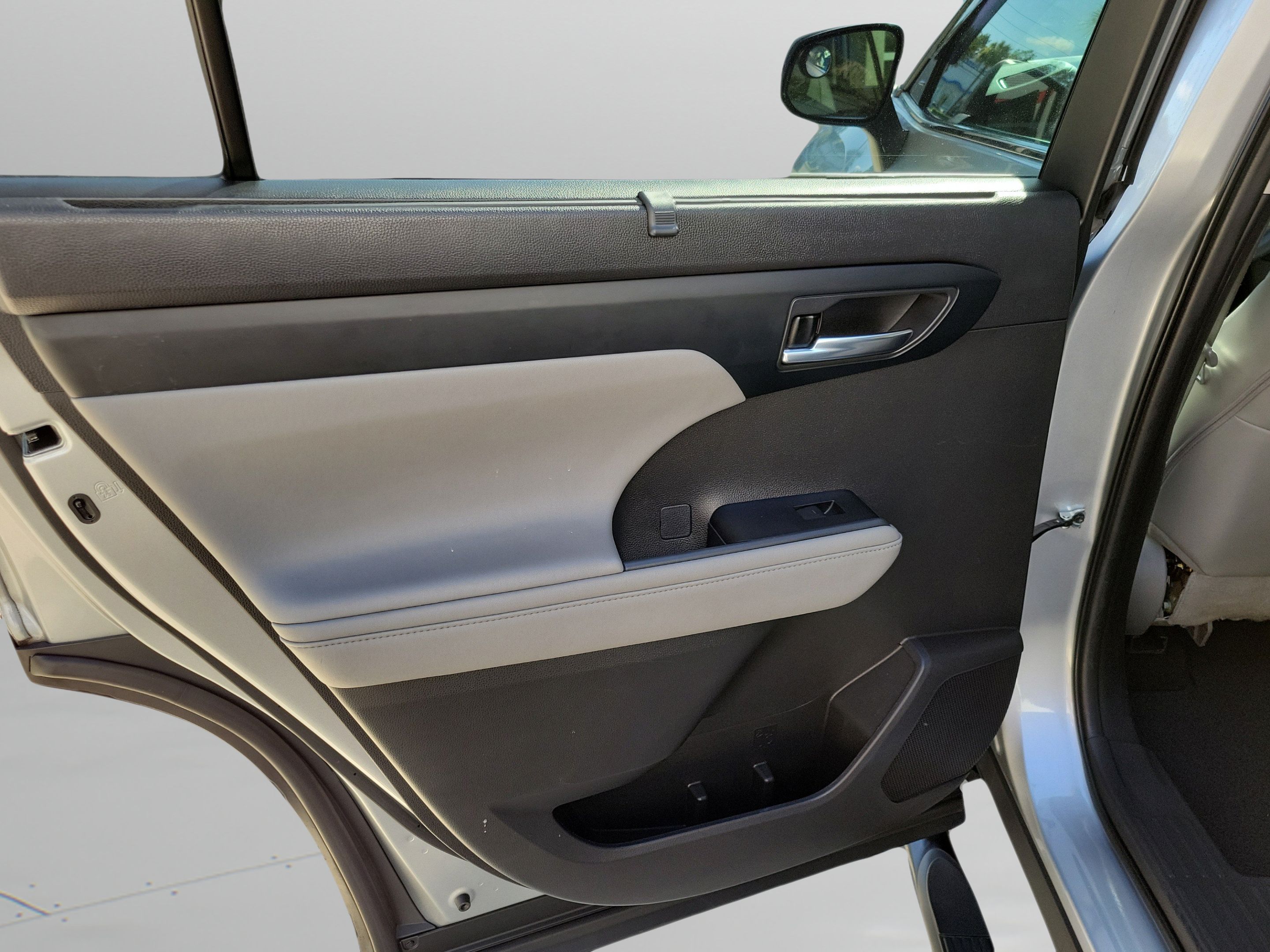 Used 2021 Toyota Highlander XLE FWD image 24
