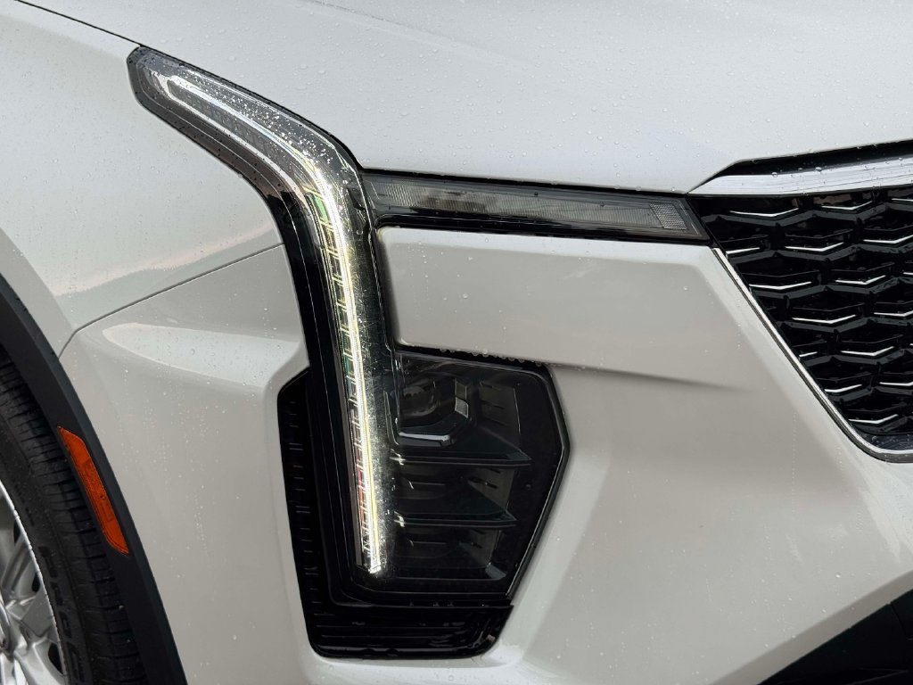 Used 2024 Cadillac XT4 Luxury w/ Cold Weather Package FWD image 8