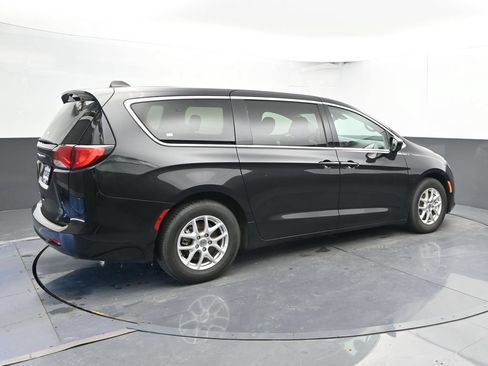 Used 2023 Chrysler Voyager LX FWD image 3