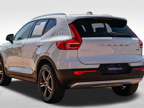 Used 2025 Volvo XC40 B5 Core image 5