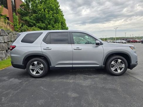Used 2025 Honda Pilot EX-L image 2