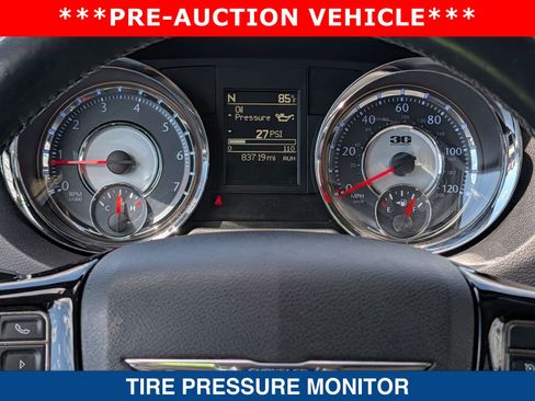 Used 2014 Chrysler Town & Country Touring-L FWD image 30