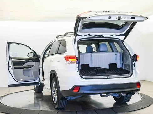 Used 2017 Toyota Highlander XLE w/ Preferred Accessory Package AWD/4WD image 30