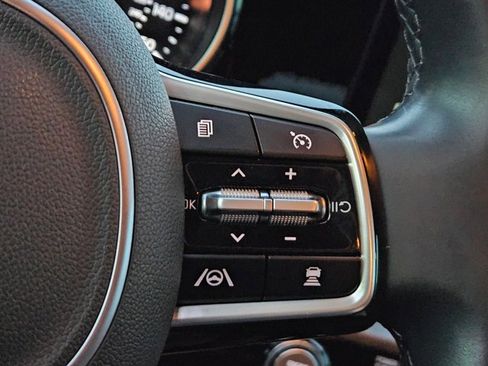 Used 2024 Kia Carnival EX image 22