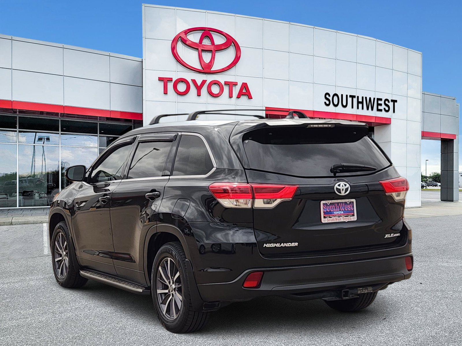 Used 2019 Toyota Highlander XLE AWD/4WD image 4