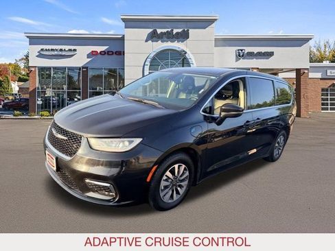 Used 2023 Chrysler Pacifica Touring-L FWD image 4