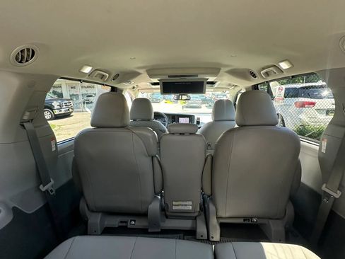 Used 2018 Toyota Sienna XLE Premium FWD image 28
