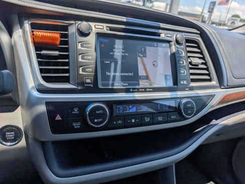Used 2016 Toyota Highlander Limited Platinum FWD image 16