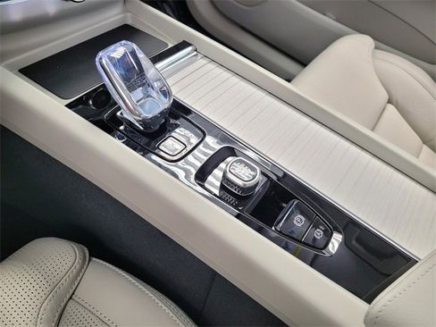 New 2026 Volvo XC60 B5 Ultra w/ Protection Package Premier image 17