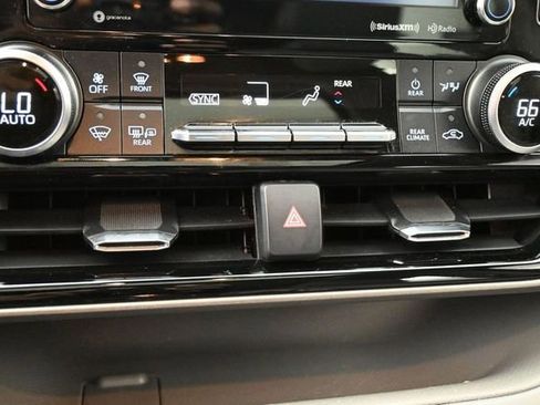Used 2021 Toyota Highlander XLE FWD image 13
