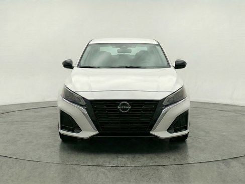 Used 2025 Nissan Altima 2.5 SV FWD image 2