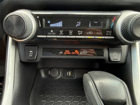 Used 2024 Toyota RAV4 LE AWD/4WD image 40
