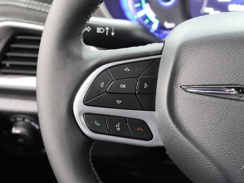 Used 2025 Chrysler Pacifica Select image 18