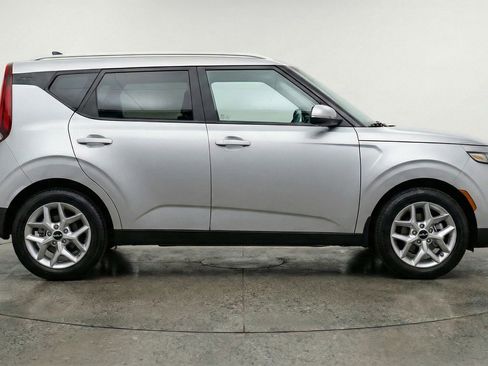 Used 2025 Kia Soul LX w/ LX Technology Package FWD image 11