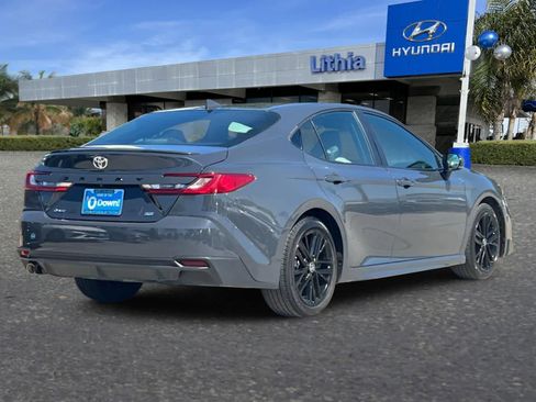 Used 2025 Toyota Camry SE image 3