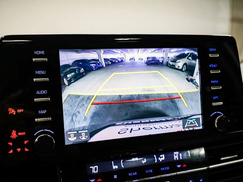 Used 2021 Toyota Sienna Limited image 28