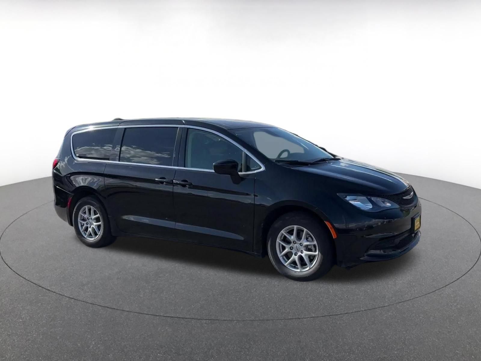 Used 2024 Chrysler Voyager LX FWD image 2