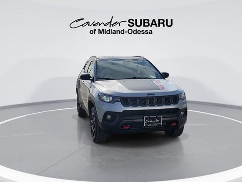 Used 2025 Jeep Compass Trailhawk AWD/4WD image 2