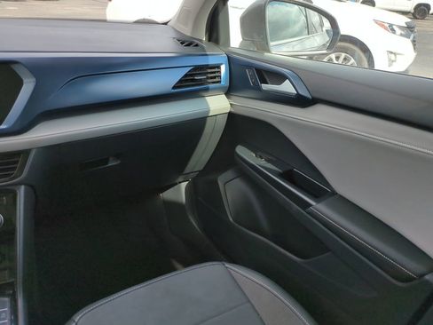 Used 2024 Volkswagen Taos SE image 17