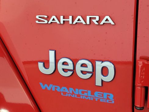 Used 2022 Jeep Wrangler Unlimited Sahara w/ Cold Weather Group AWD/4WD image 8
