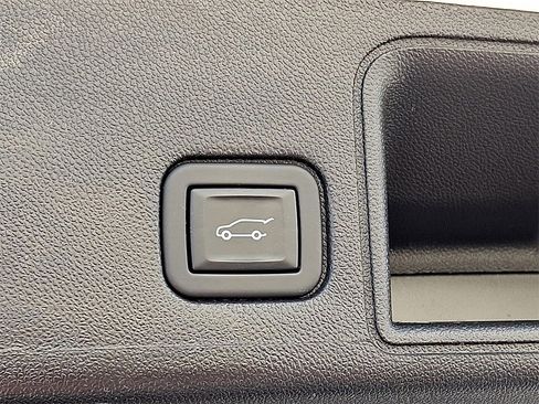 Used 2024 GMC Terrain SLT image 30