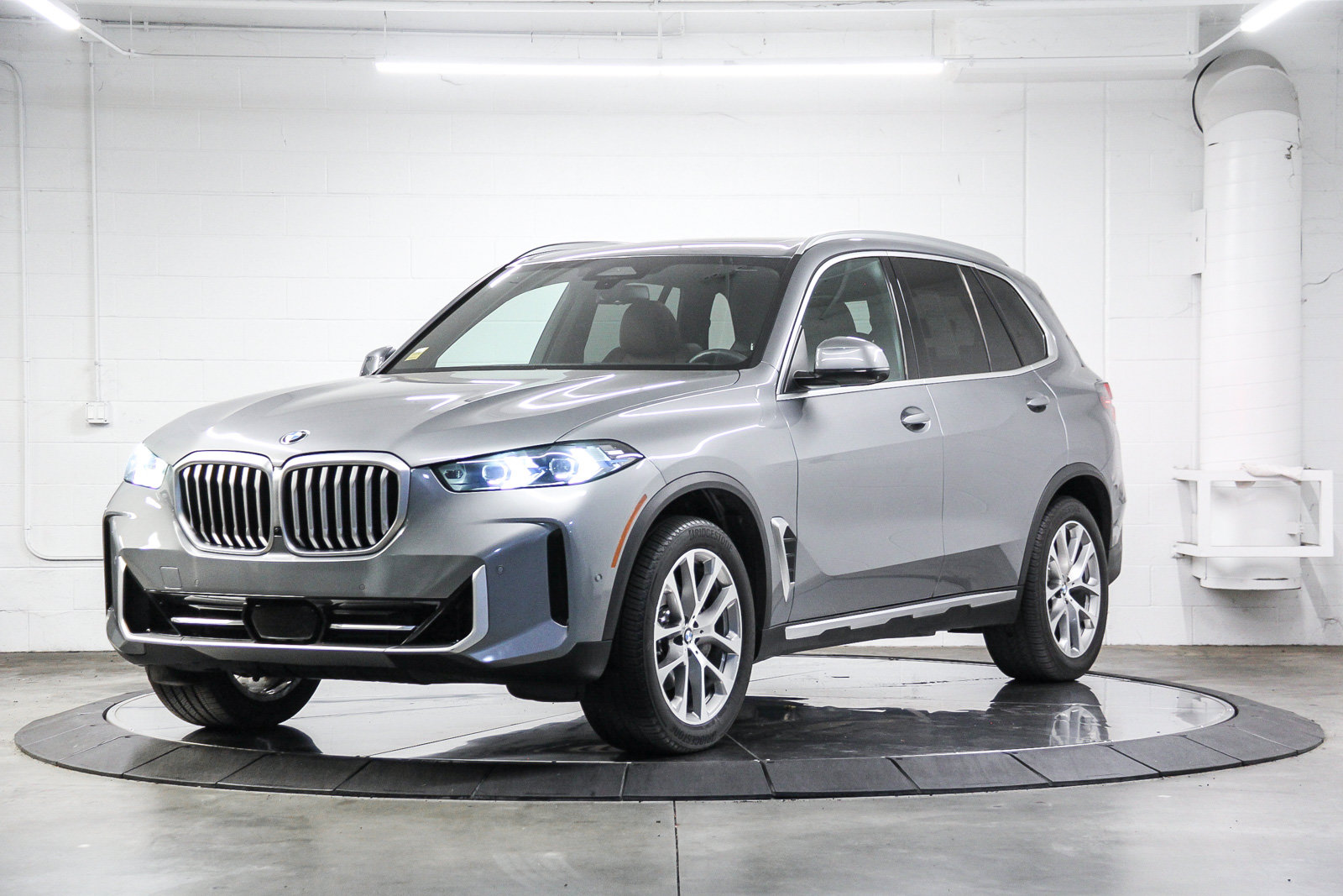 Used 2025 BMW X5 sDrive40i w/ Parking Assistance Package RWD image 3