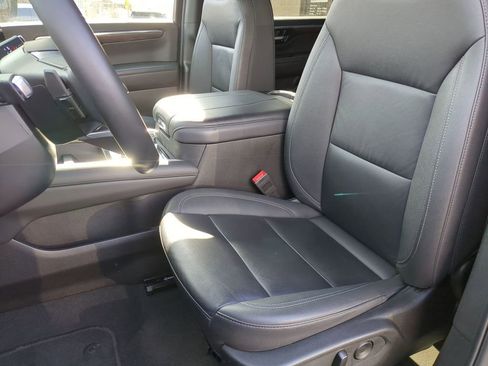 Used 2025 Chevrolet Suburban Z71 image 25