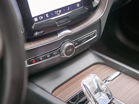 Certified 2023 Volvo XC60 B5 Ultimate w/ Climate Package image 15