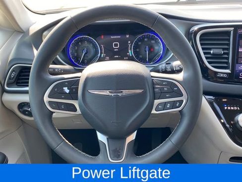 Used 2024 Chrysler Pacifica Touring-L image 9