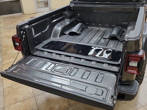 New 2025 Jeep Gladiator Mojave image 13