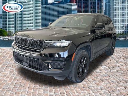 Used 2024 Jeep Grand Cherokee Altitude RWD image 7