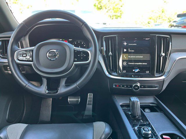 Used 2022 Volvo S60 B5 R-Design FWD image 9