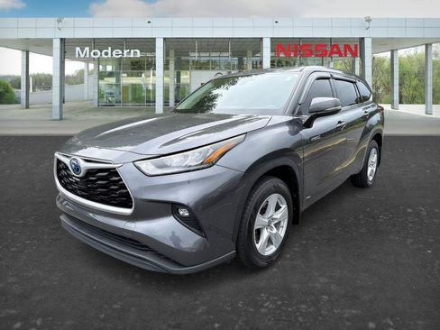 Used 2020 Toyota Highlander LE AWD/4WD image 1