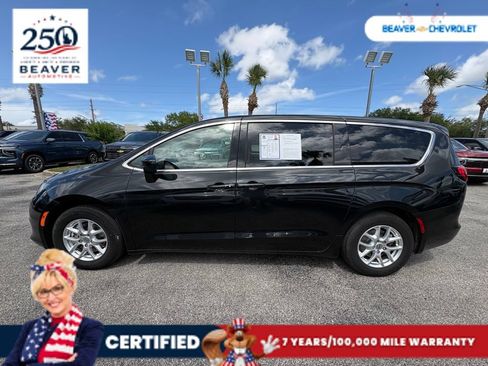 Used 2023 Chrysler Voyager LX FWD image 4
