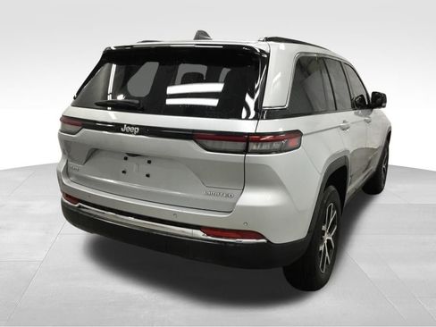 Used 2025 Jeep Grand Cherokee Limited AWD/4WD image 15