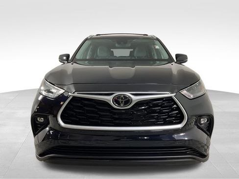 Used 2023 Toyota Highlander XLE AWD/4WD image 3