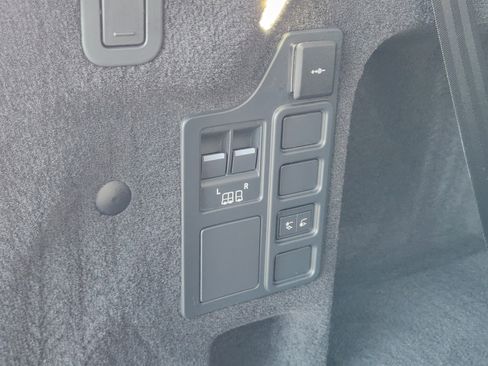 Certified 2025 Land Rover Discovery Dynamic SE image 36