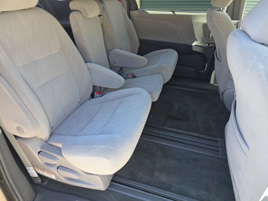 Certified 2018 Toyota Sienna LE FWD image 16