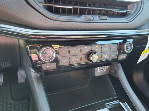 New 2026 Jeep Compass Latitude image 16