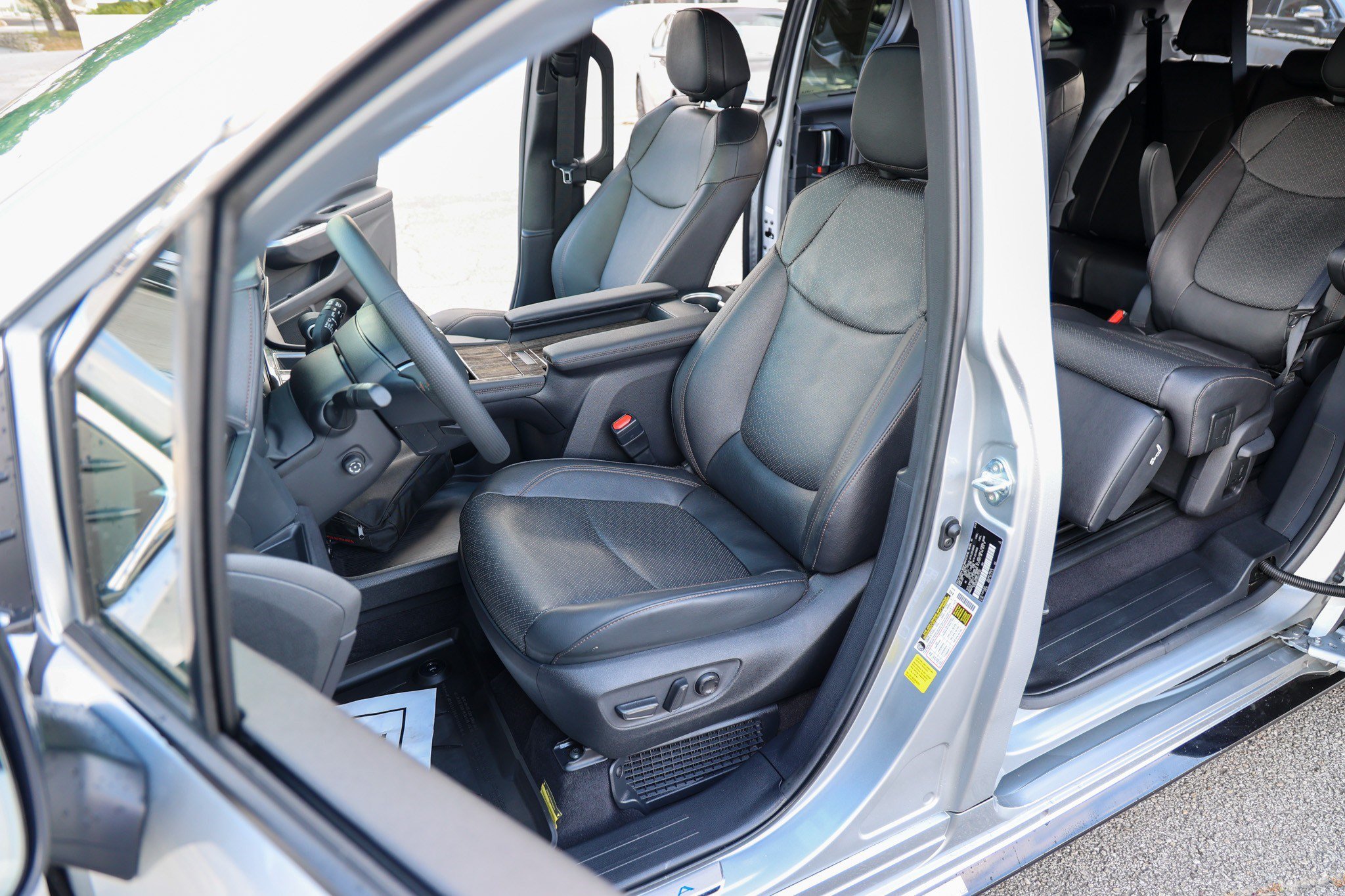 Certified 2025 Toyota Sienna Platinum FWD image 35